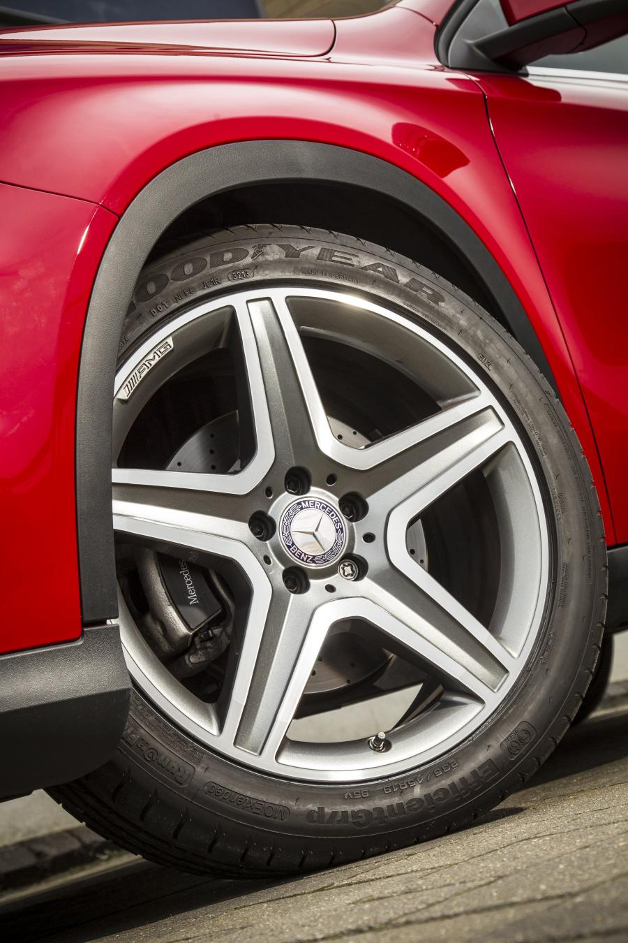  Mercedes-Benz GLA250 AMG 2014 года  (UK) (фото 26 из 52)